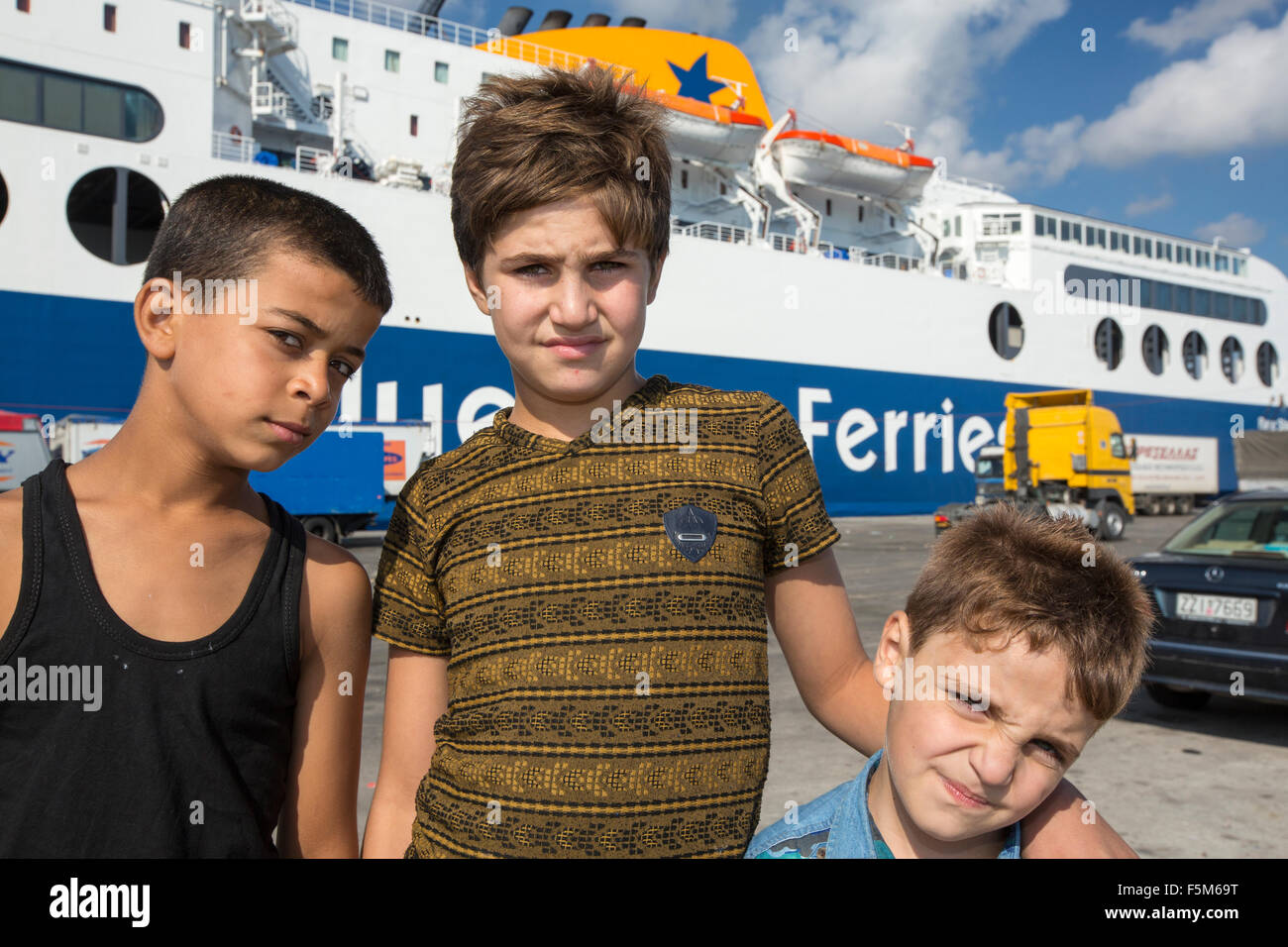 Gli immigrati siriani che fuggono dalla guerra e la fuga verso l'Europa, che hanno atterrato sull'isola greca di Lesbo sulla costa nord a Eft Foto Stock