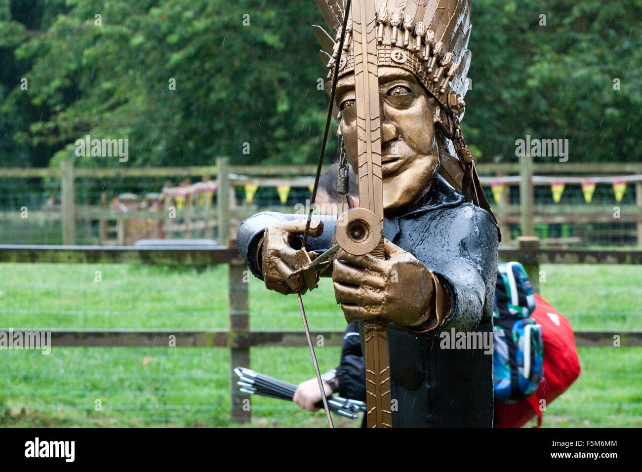 La scultura di un nativo americano il disegno di una prua per la fotocamera Foto Stock