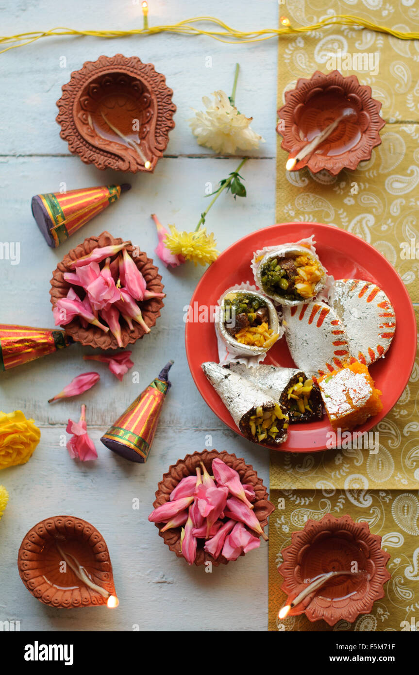 Diwali Diyas su uno sfondo di legno con fiori di festosa e luci Foto Stock