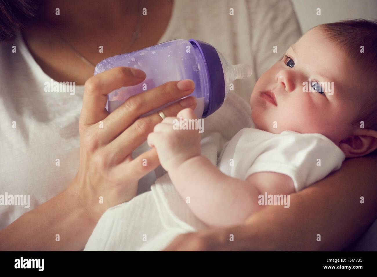 La madre del bambino di alimentazione in armi Foto Stock