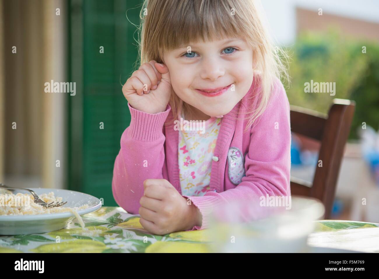 Ritratto di una ragazza con la colazione a tavola Foto Stock