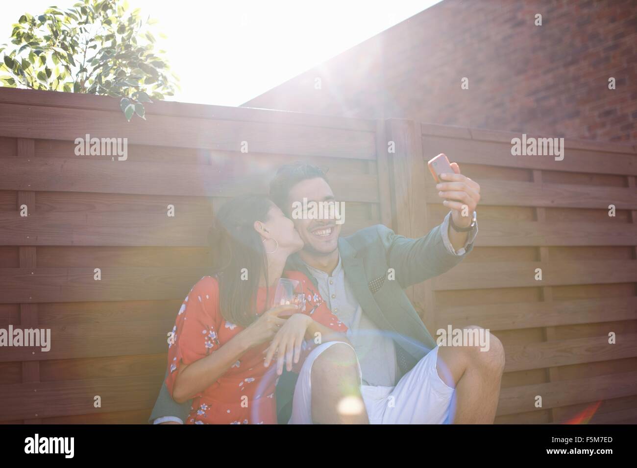 Metà adulto giovane prendendo selfie dello smartphone in parte sul tetto Foto Stock