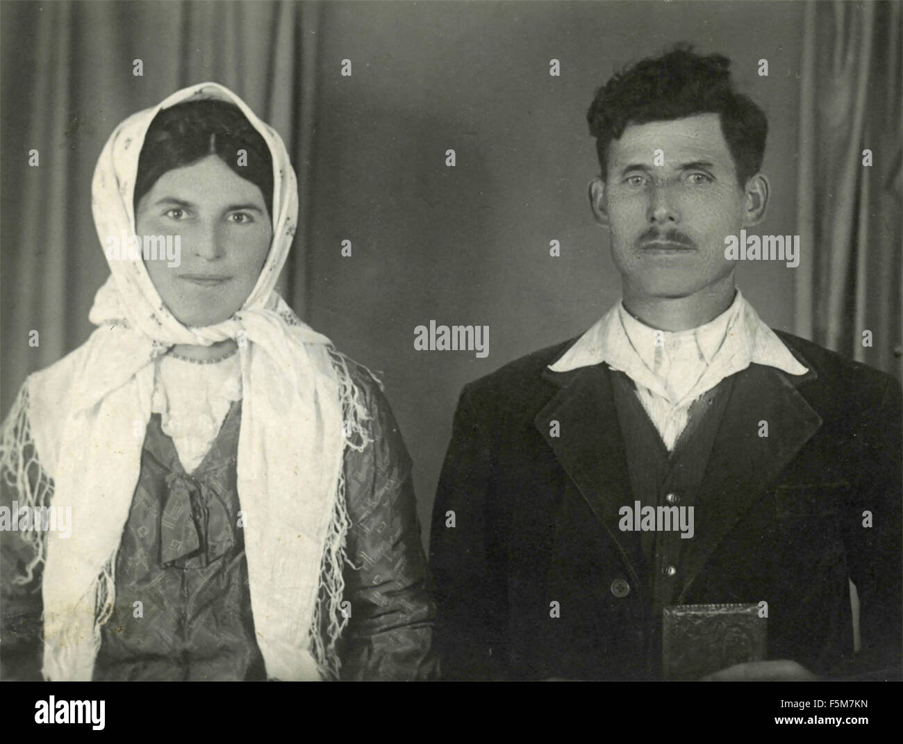 Un giovane Indossa il costume tradizionale della Serbia Foto Stock