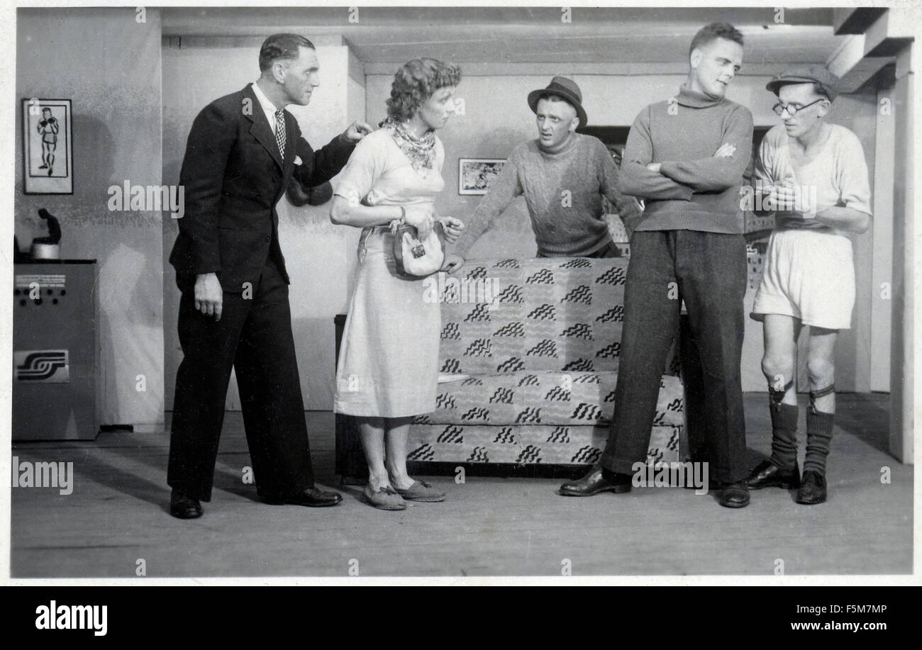 Allied i prigionieri di guerra in un tedesco POW Camp tappa un gioco per mantenere il morale, 1944 Foto Stock