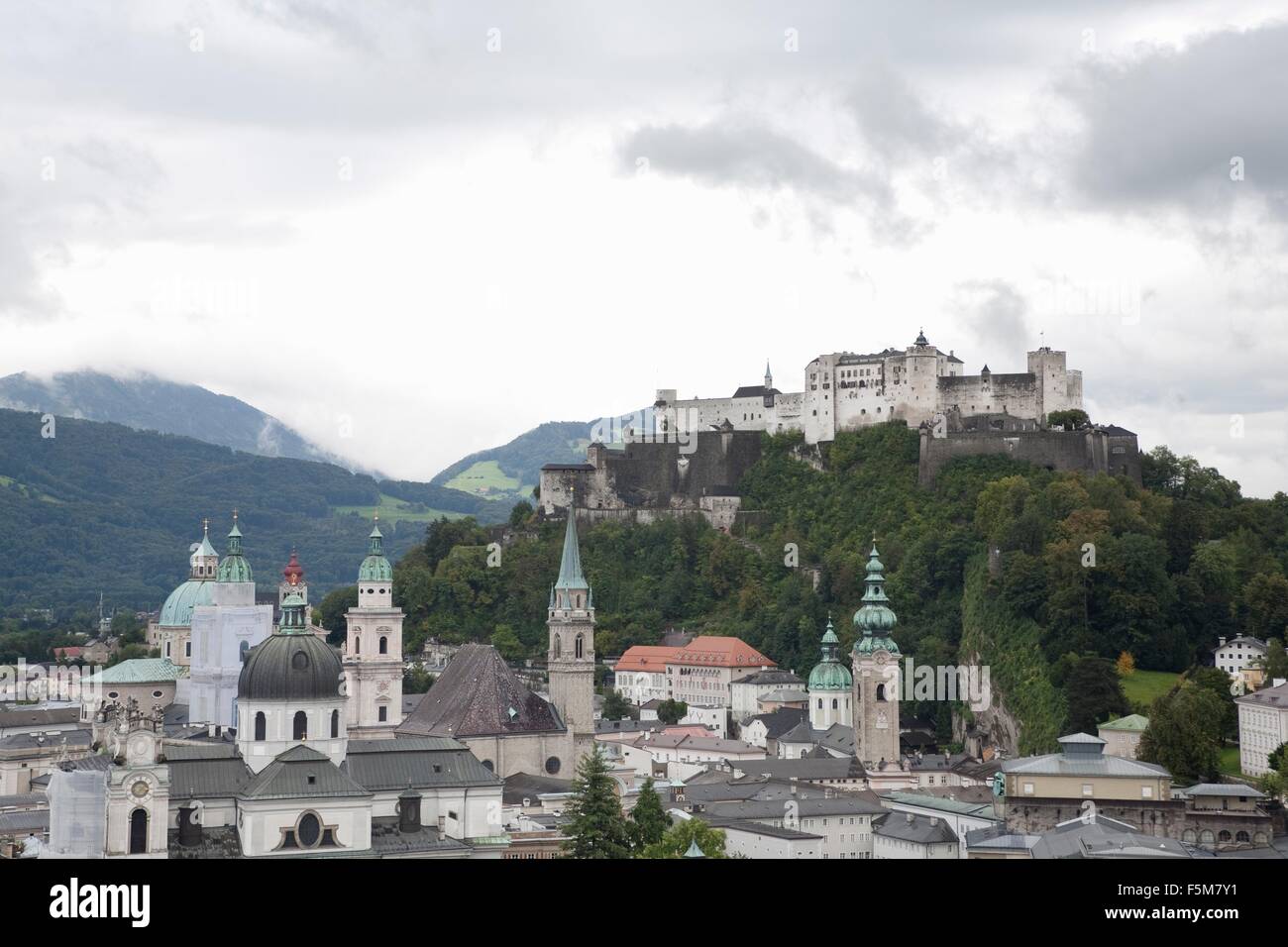 Salzberg cityscape e Castello Hohensalzburg sulla collina, Salzberg, Austria Foto Stock