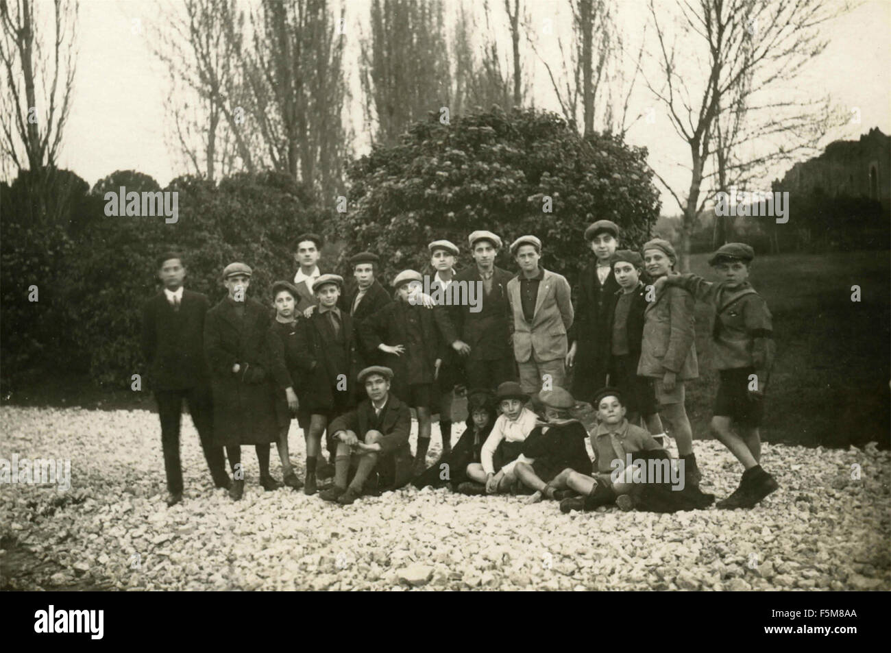 Un gruppo di ragazzi con tappi piatti, Italia Foto Stock