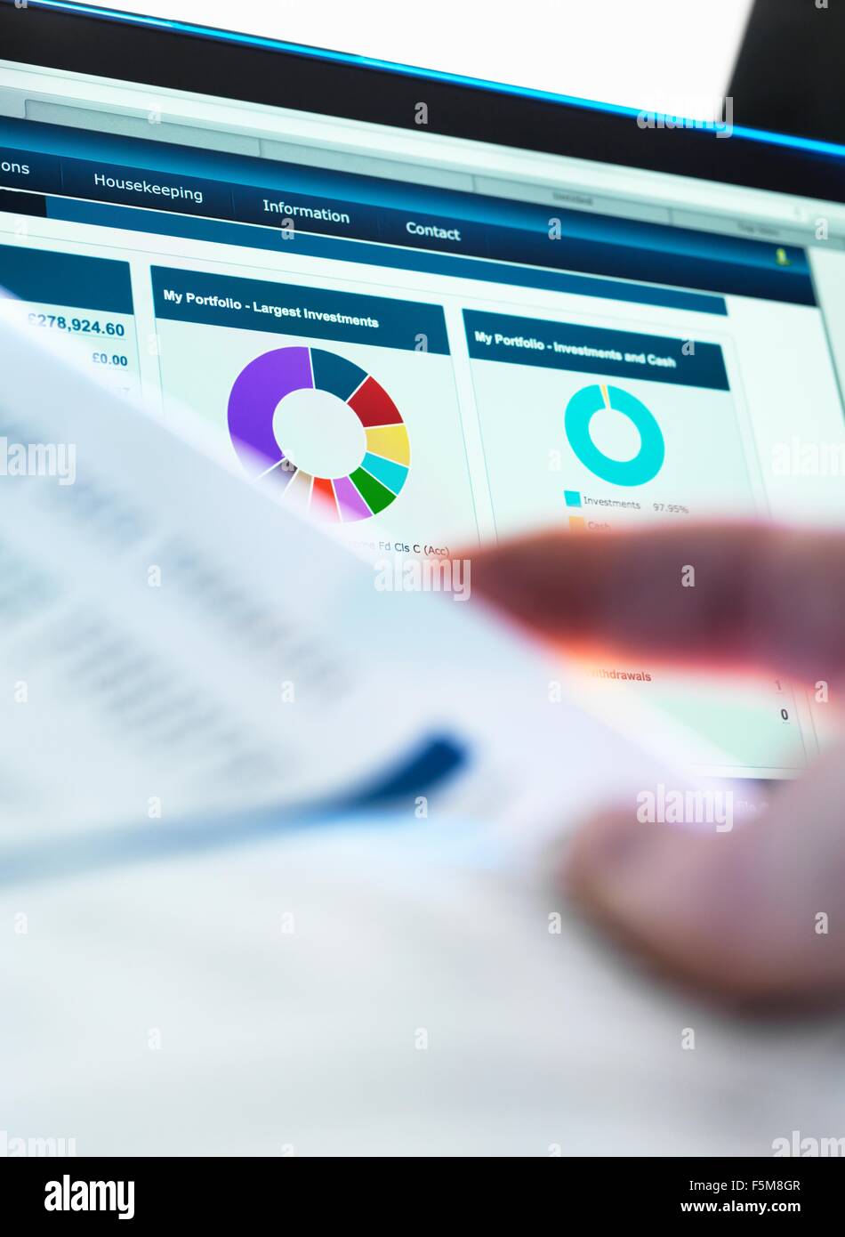 Investor controllo prestazioni del portafoglio finanziario online mentre la revisione dichiarazione d'investimento Foto Stock