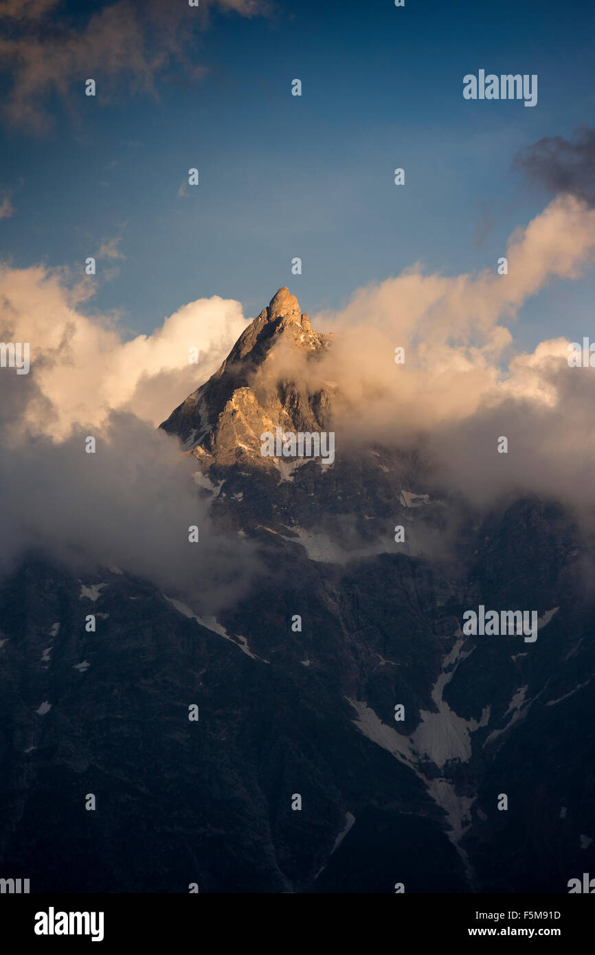 India, Himachal Pradesh, Reckong peo, Kalpa, Shivling picco, luogo di nascita di Shiva emergenti dalle nuvole Foto Stock