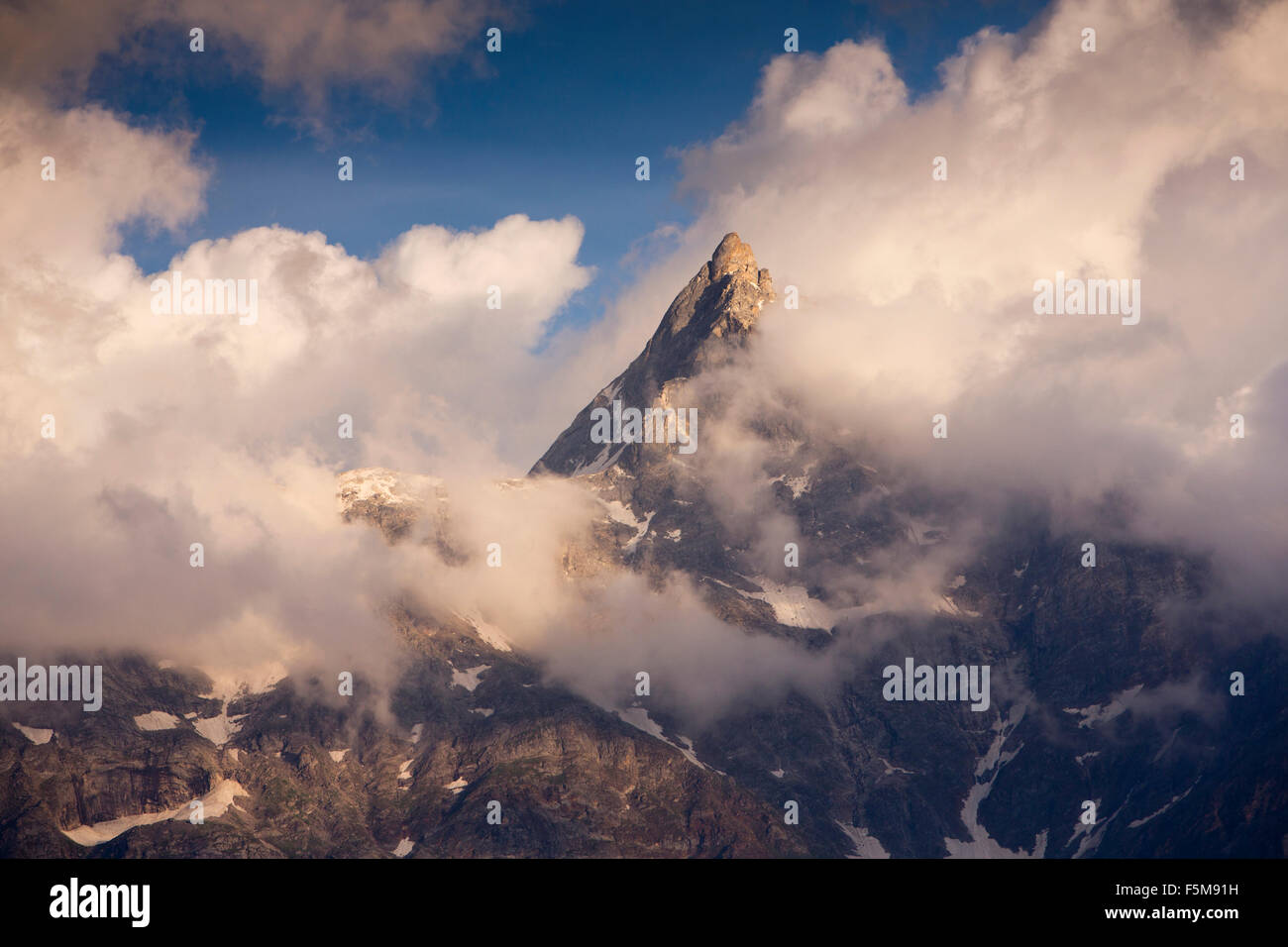 India, Himachal Pradesh, Reckong peo, Kalpa, Shivling picco, luogo di nascita di Shiva emergenti dalle nuvole Foto Stock