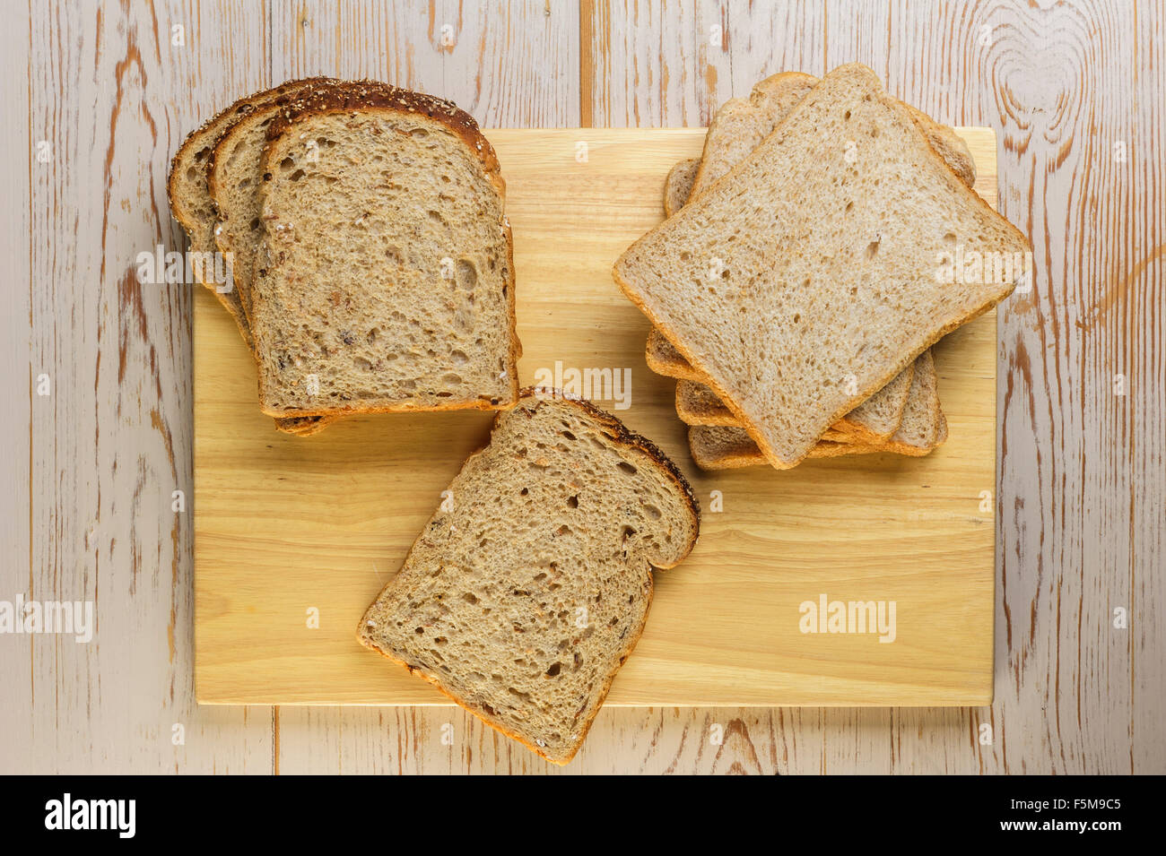 Il granaio di pane bianco e pane con 50% di frumento integrale aggiunto. Foto Stock