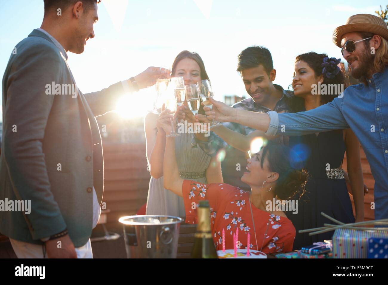 Amici di partito all'aperto facendo un brindisi Foto Stock