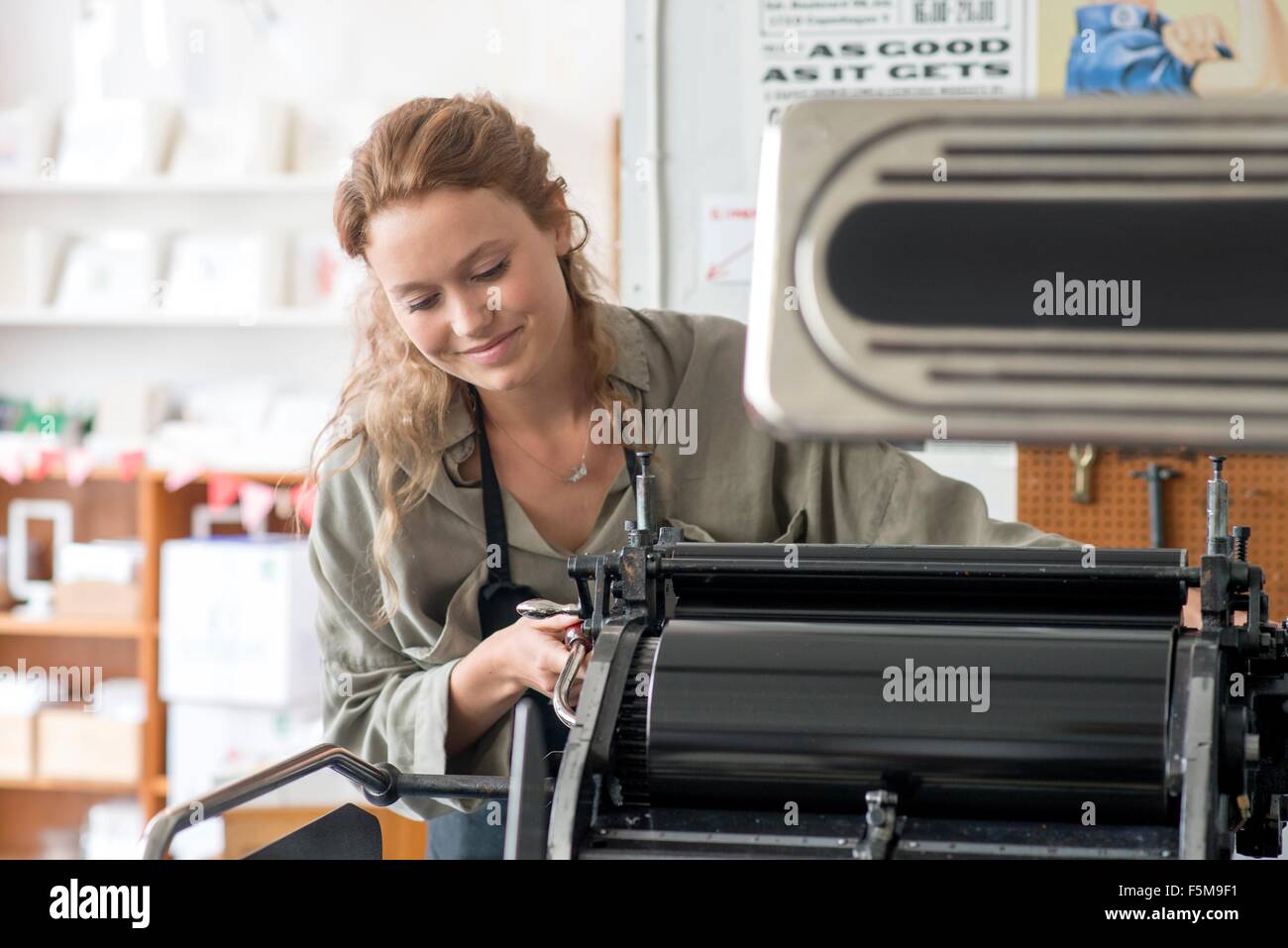 Stampante femmina preparazione macchina da stampa in officina Foto Stock