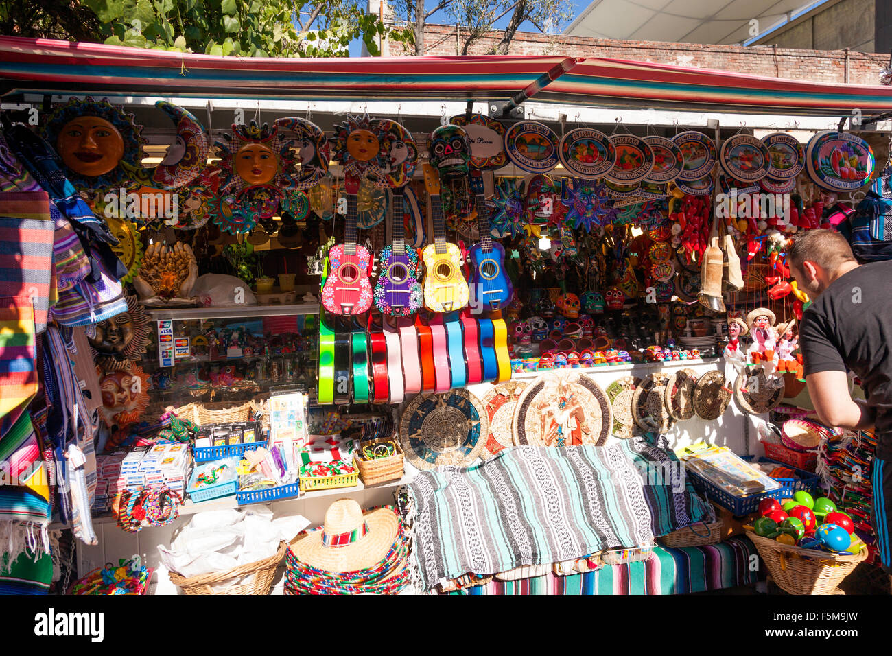 Calle Olvera sulla Olvera Street El Puebloe de Los Angeles, messicano Mercato delle pulci a Los Angeles, California, Stati Uniti d'America Foto Stock