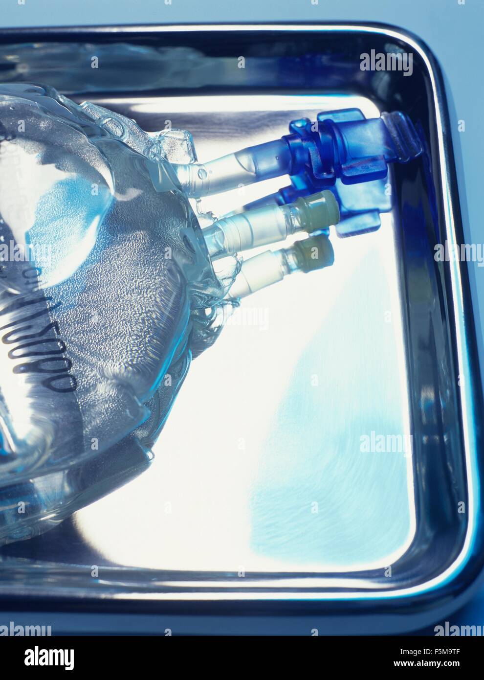 Sigillato fleboclisi borsa su un vassoio chirurgico Foto Stock