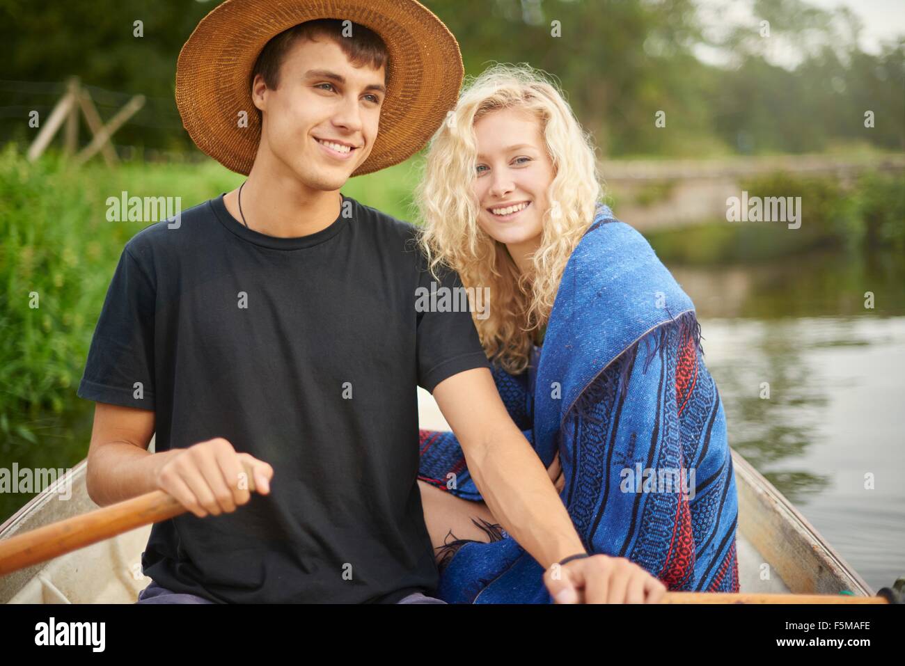 Ritratto di giovane coppia fiume in barca a remi Foto Stock