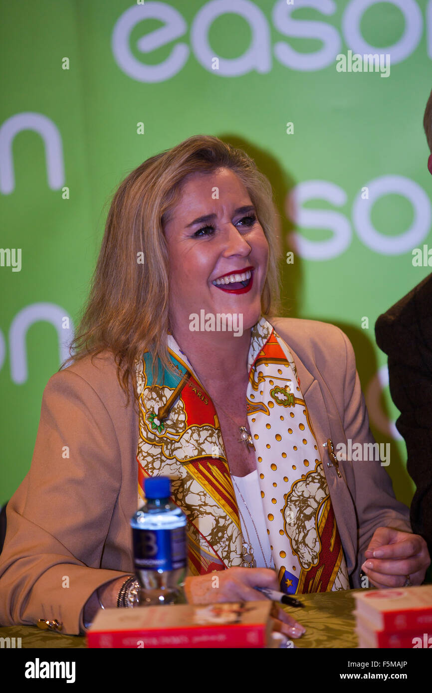 Belfast, Regno Unito, 6 novembre 2015. Channel 4 stelle Gogglebox Steph e Dom Parker erano a Belfast firma il loro nuovo libro 'Steph Dom e la guida alla vita" Credito: Bonzo Alamy/Live News Foto Stock