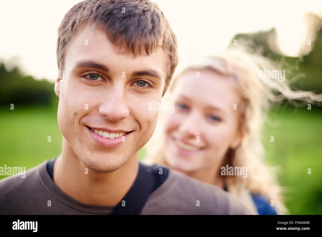 Close up ritratto di giovane uomo di fronte ragazza Foto Stock