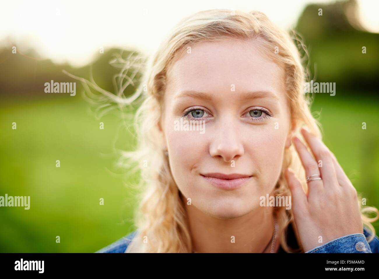 Close up ritratto di giovane donna con capelli biondi Foto Stock