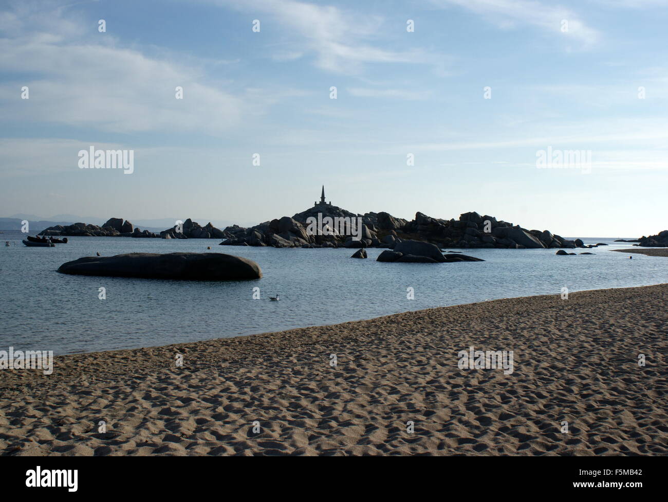 Cala Lazarina e il memoriale al naufragio della fregata La Semillante, isola di Lavezzi, Corsica, Francia Foto Stock