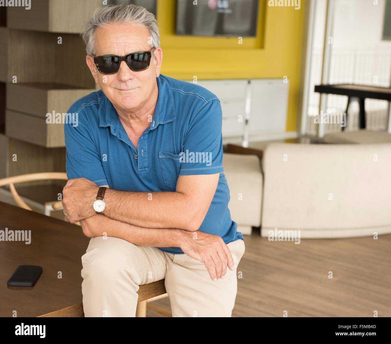 Ritratto di uomo anziano con occhiali da sole Foto Stock