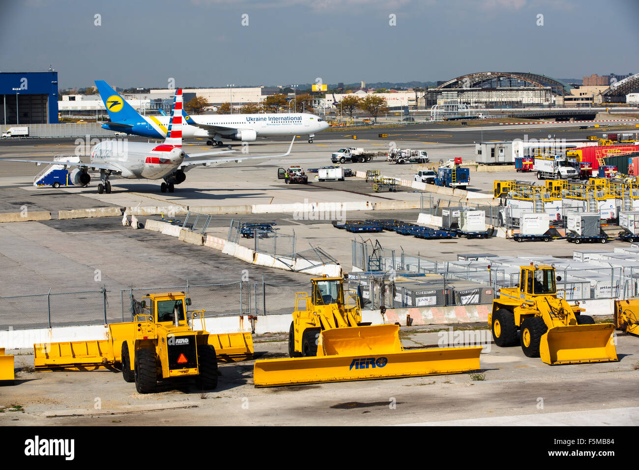 Sgombero neve camion all'aeroporto JFK di New York, Stati Uniti d'America. Foto Stock