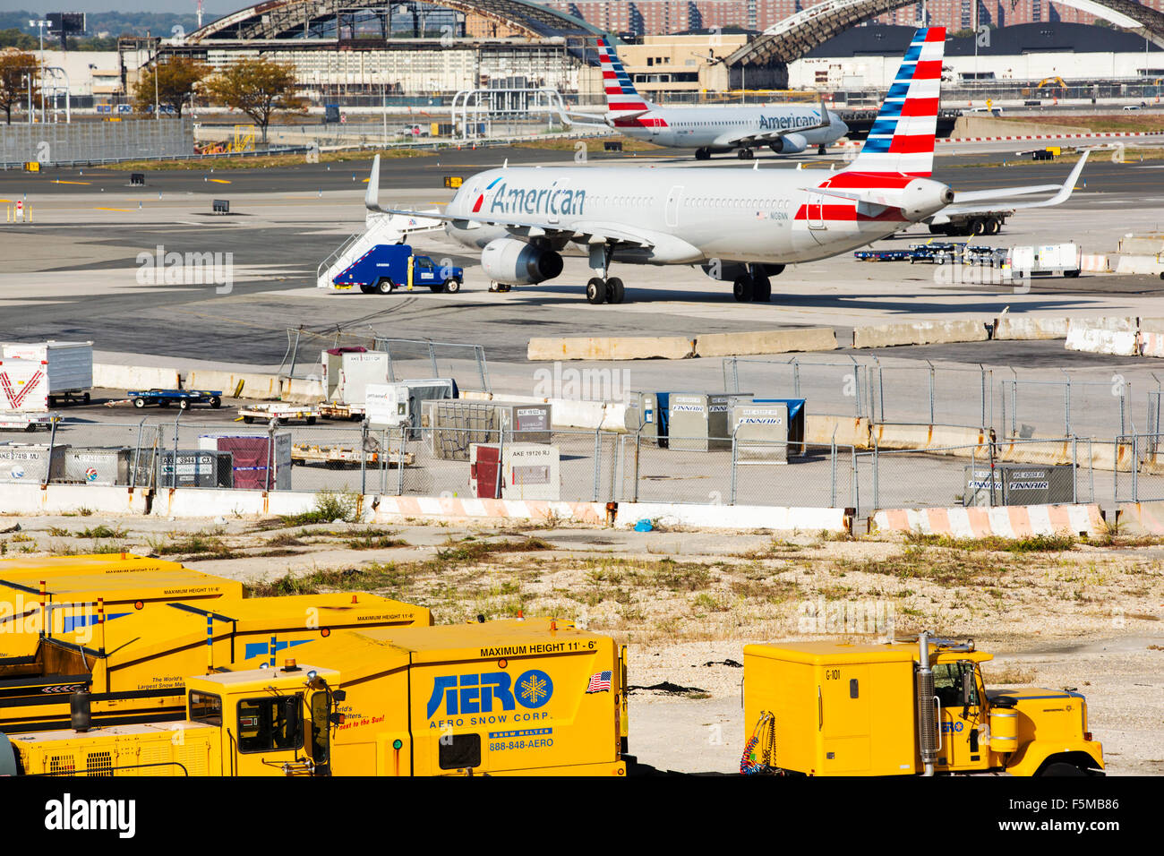 Sgombero neve camion all'aeroporto JFK di New York, Stati Uniti d'America. Foto Stock