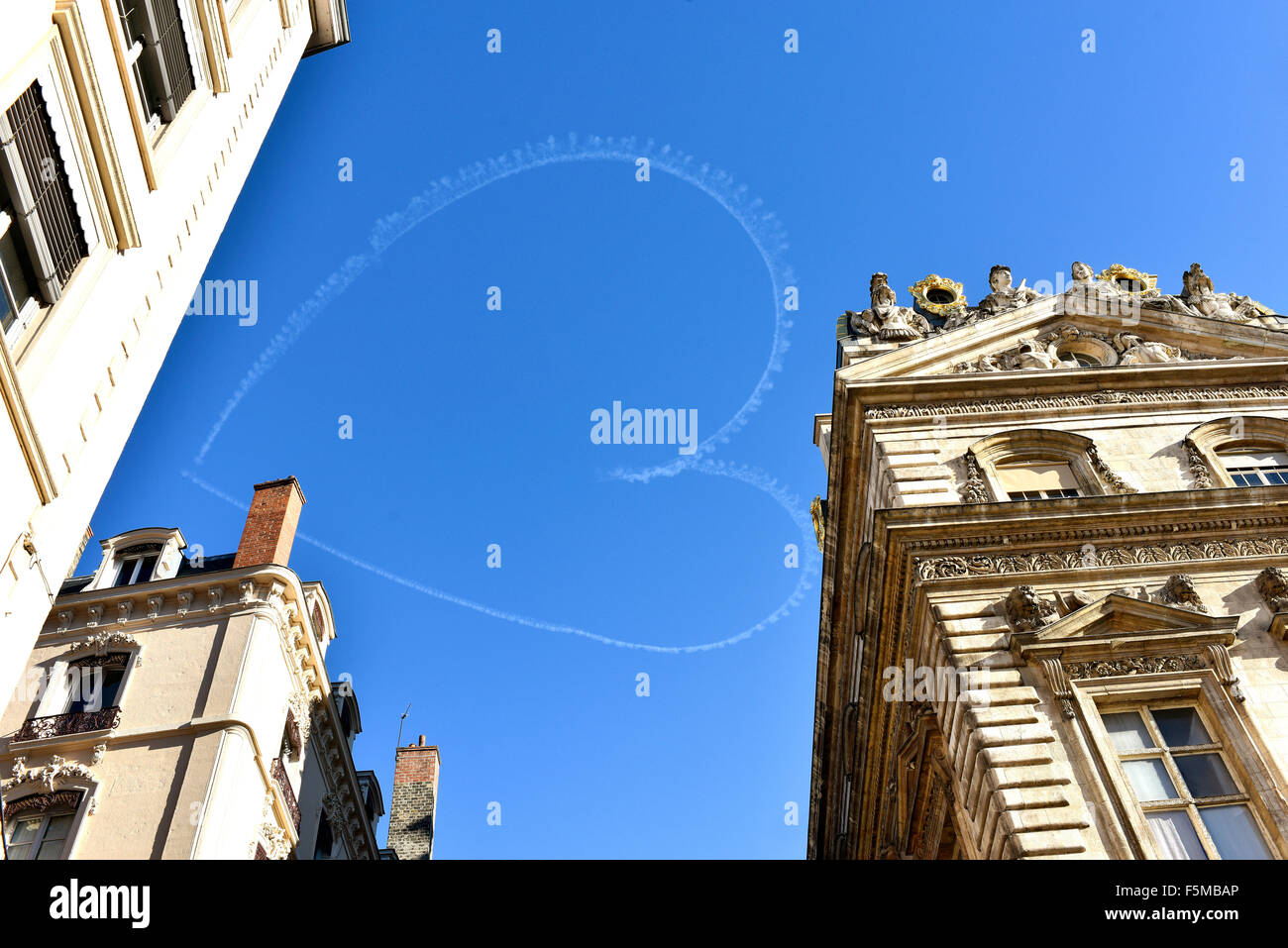 Lione (sud-est della Francia): cuore disegnato nel cielo in omaggio a Charlie Hebdo (2015/01/10) Foto Stock