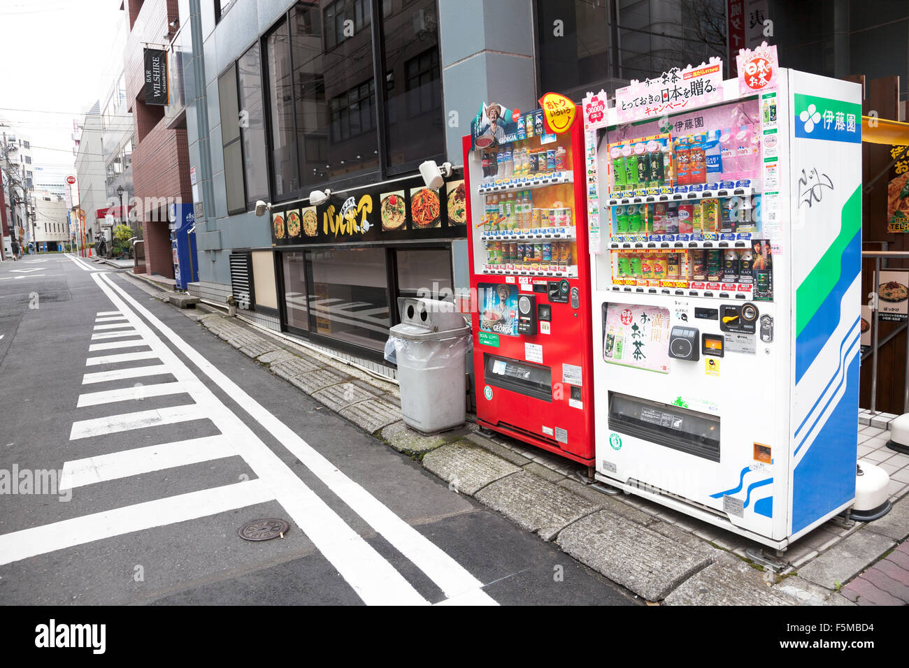 Distributori automatici in una strada a Tokyo, Giappone Foto Stock