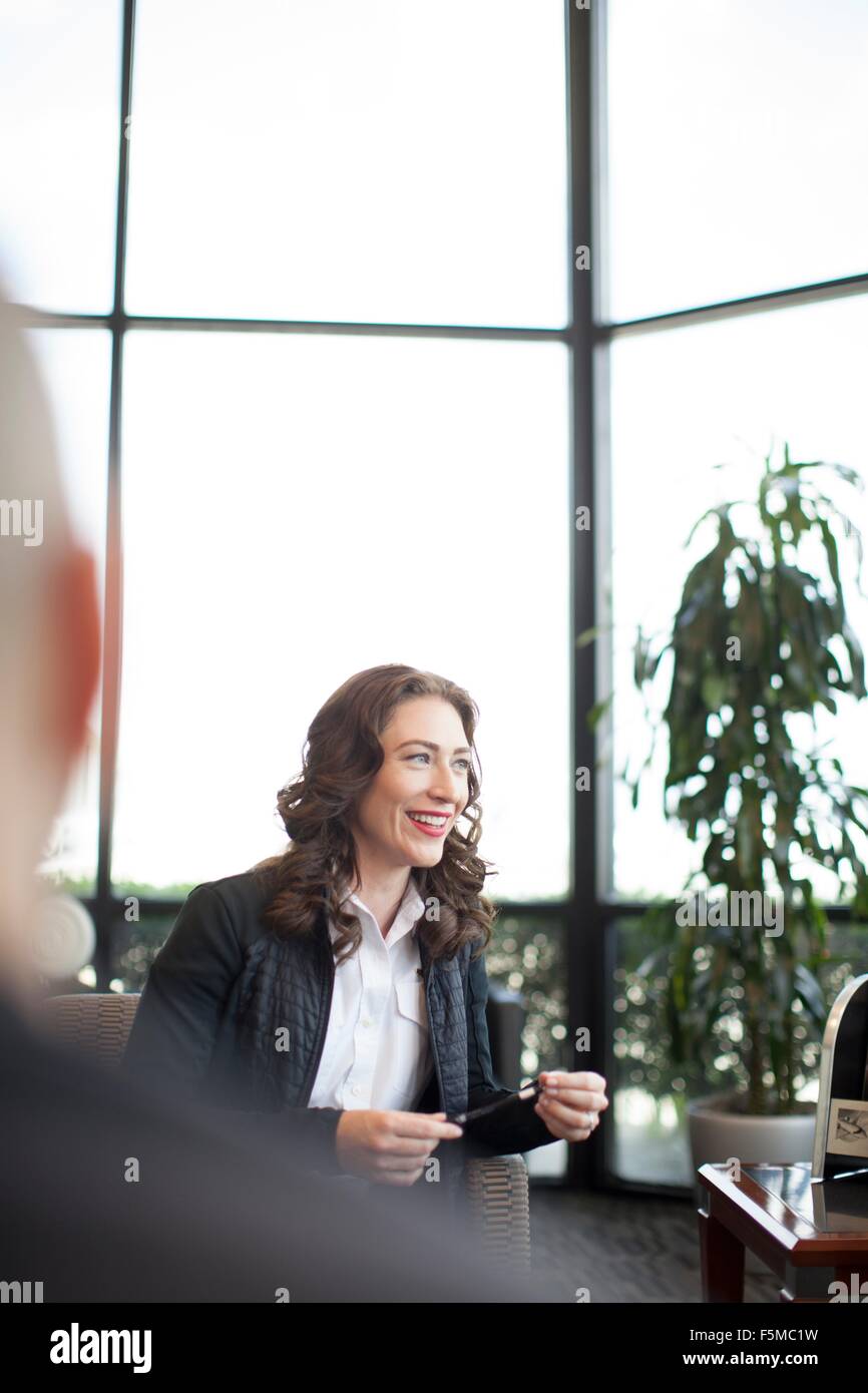 Business Woman in attesa in aeroporto Foto Stock