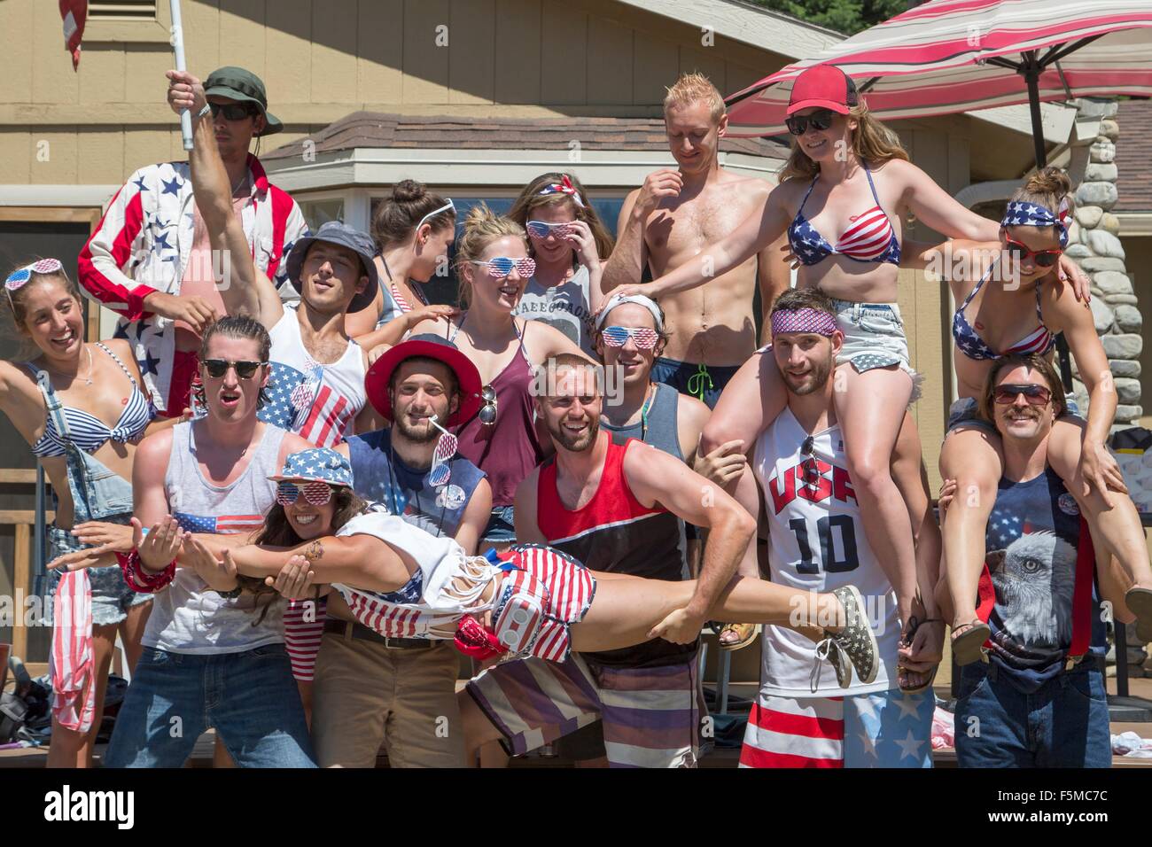 Ritratto di amici adulti per celebrare il Giorno di indipendenza, STATI UNITI D'AMERICA Foto Stock