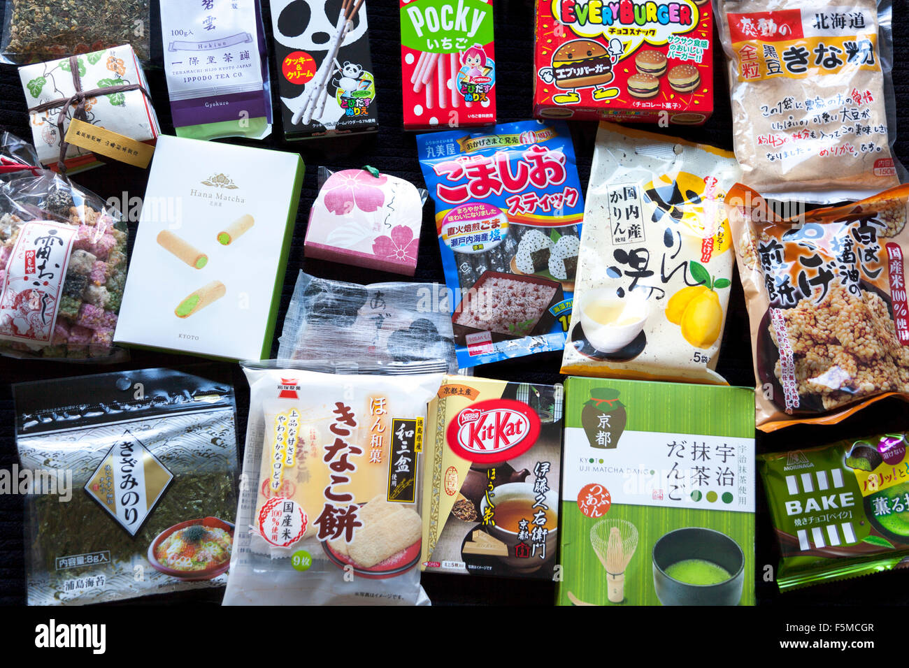 Snack giapponese, cibo, dolci, condimenti e tè Foto Stock