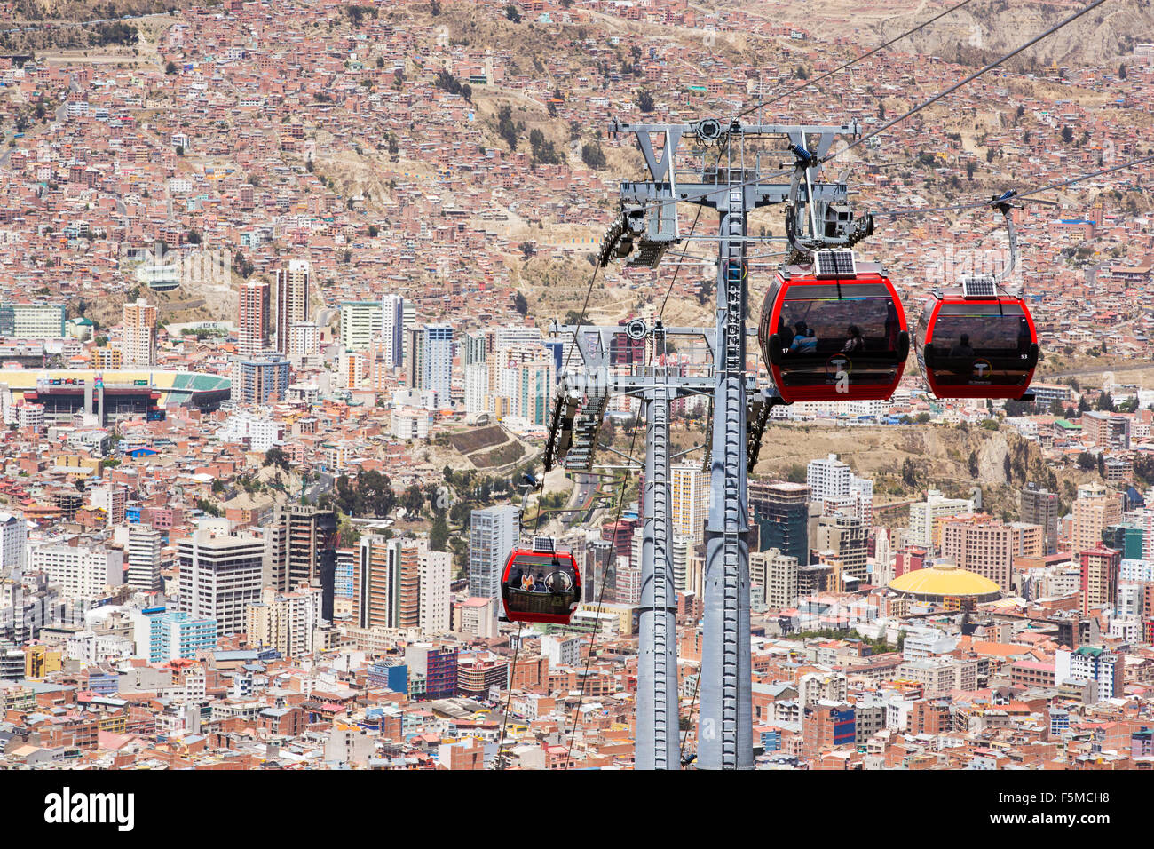 Un moderno sistema di cabinovia a La Paz, in Bolivia. Foto Stock