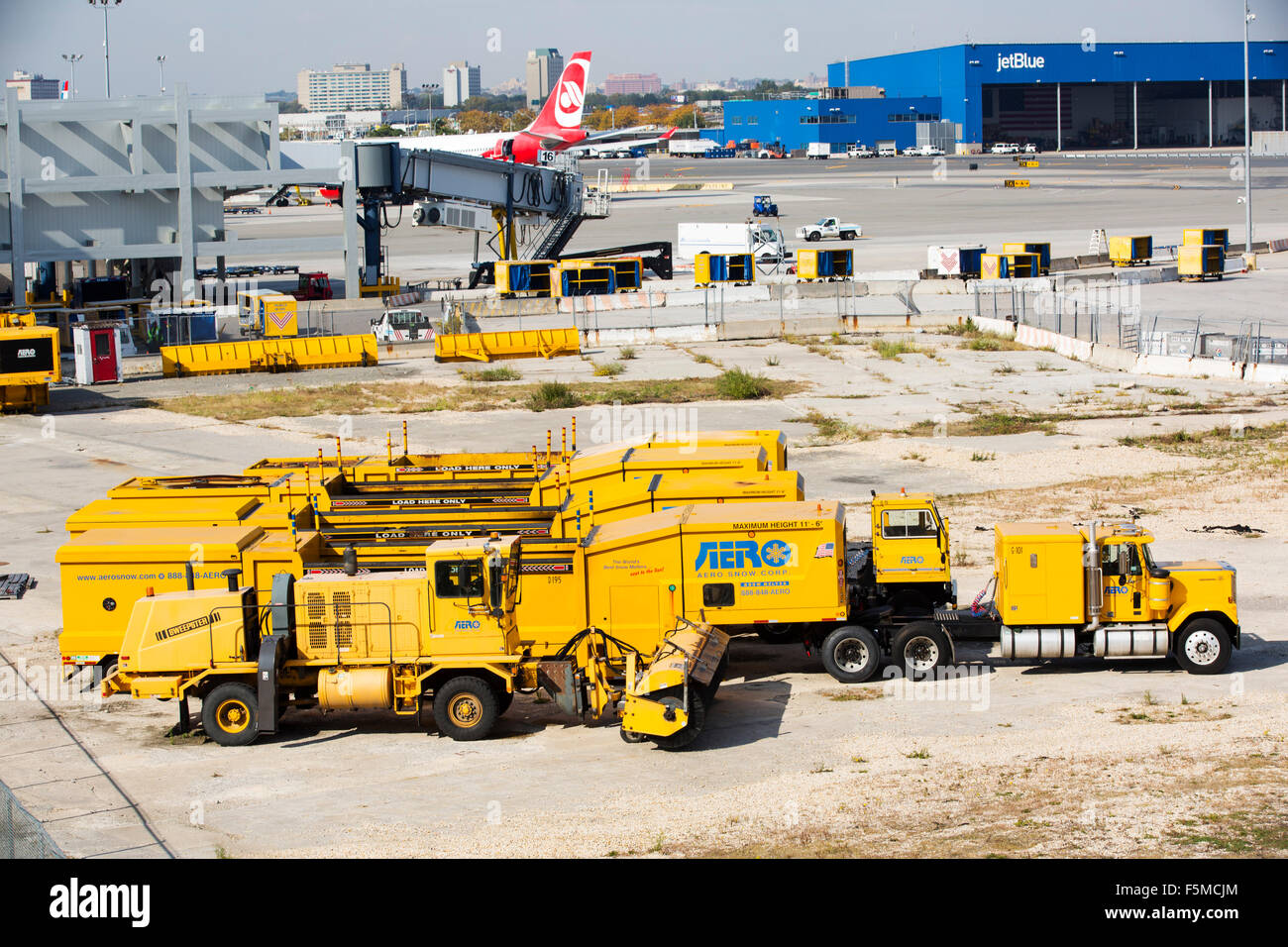 Sgombero neve camion all'aeroporto JFK di New York, Stati Uniti d'America. Foto Stock