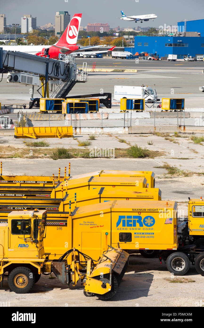 Sgombero neve camion all'aeroporto JFK di New York, Stati Uniti d'America. Foto Stock