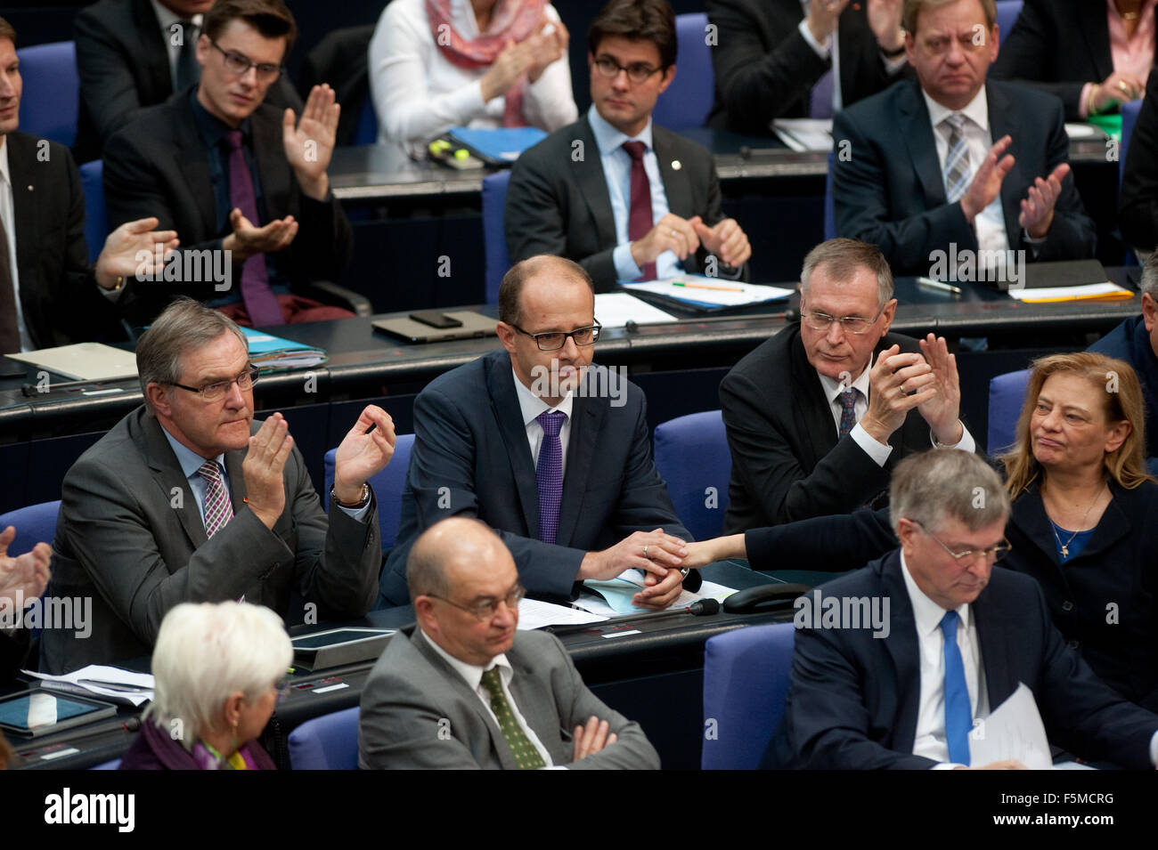 Berlino, Germania. 6 Nov, 2015. Michael Brand (CDU) si siede dopo aver parlato con i membri del Bundestag durante un dibattito parlamentare sulla muore assistito a Berlino, Germania, 6 novembre 2015. Foto: Klaus-Dietmar Gabbert/dpa/Alamy Live News Foto Stock