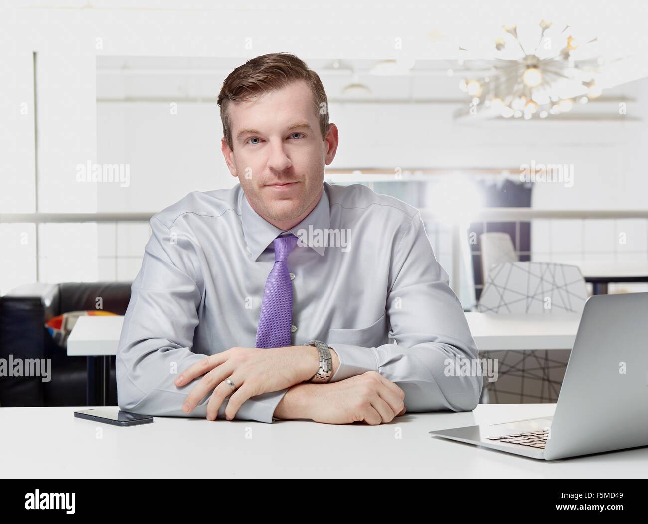 Ritratto di metà imprenditore adulto seduto alla scrivania Foto Stock