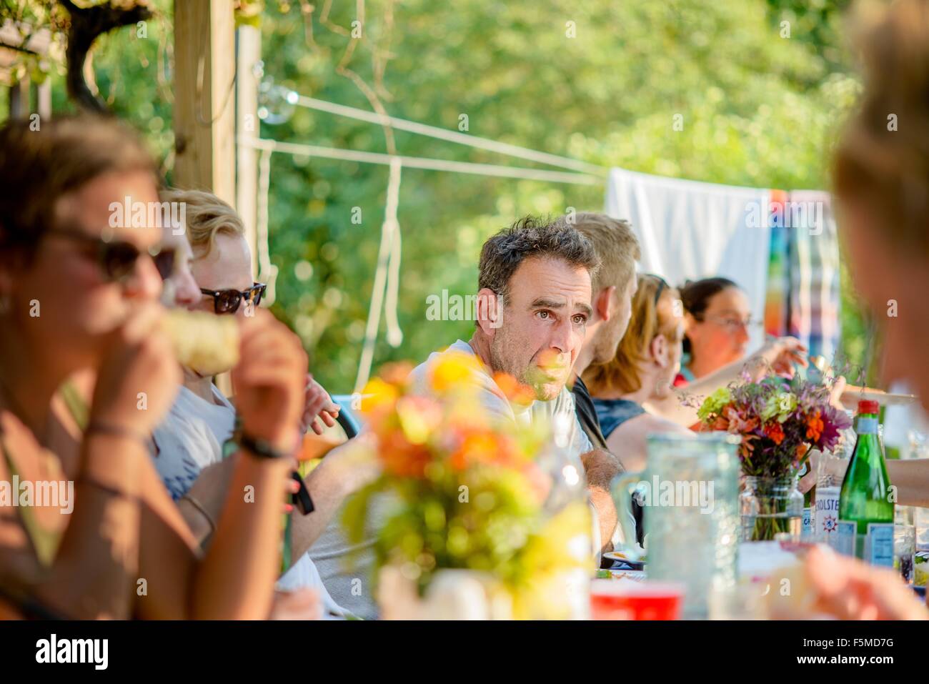 Riunione di famiglia al pomodoro festival mangiare Foto Stock