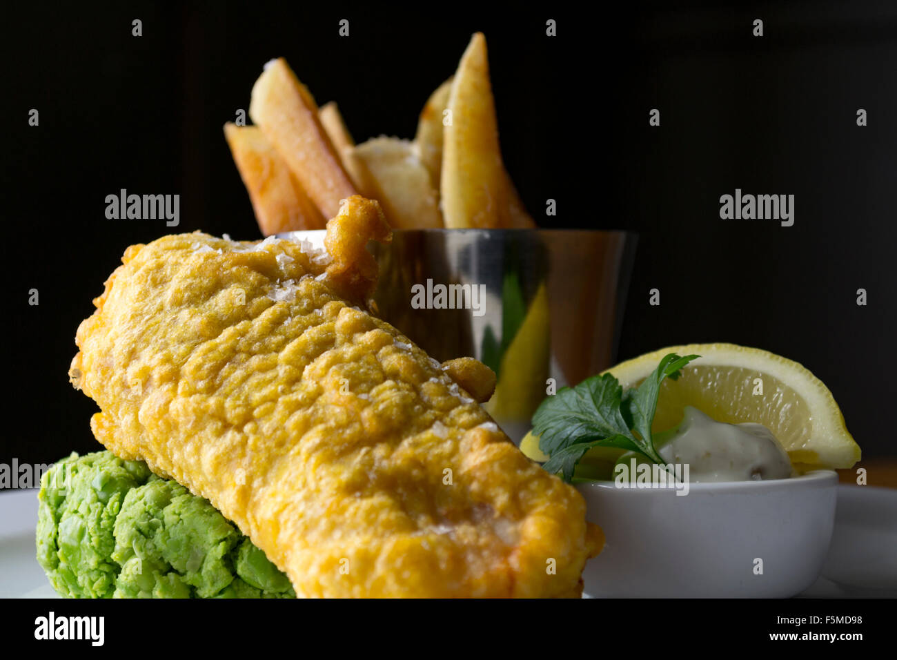 Pesce, patatine e fiacco piselli con un tocco di perfezione. Foto Stock