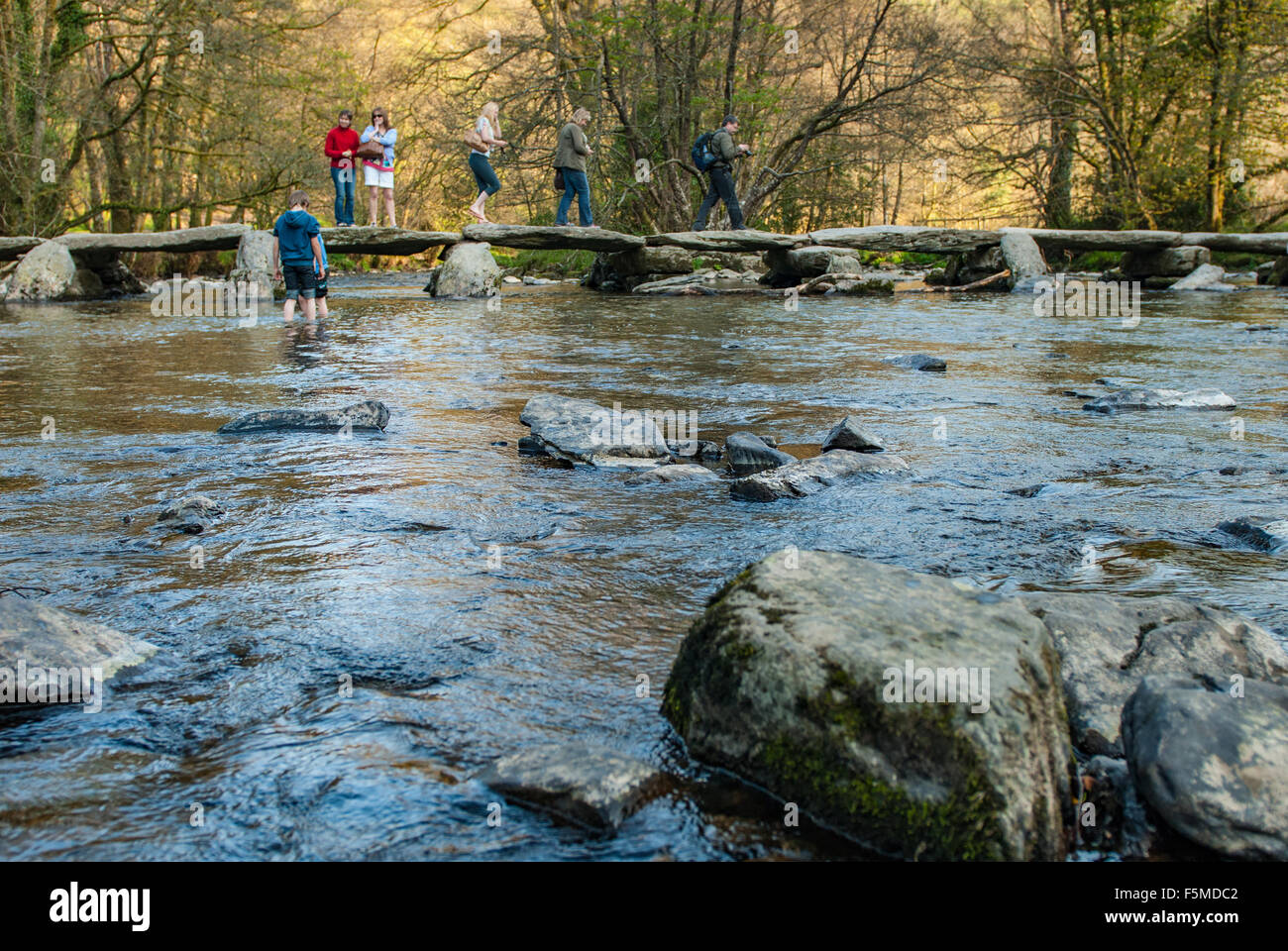 Fasi Tarr Clapper Bridge e il fiume Barle, Devon, Regno Unito Foto Stock