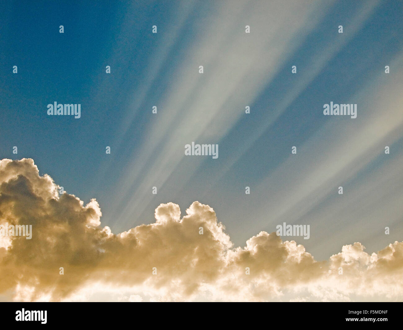 Sun Ray fascio luminoso cielo di nuvole Foto Stock