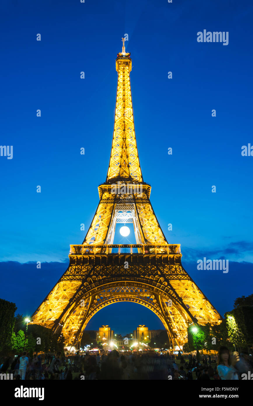 Accesa la Torre Eiffel di notte, Torre Eiffel e Champ de Mars, Parigi, Ile-de-France, Francia Foto Stock