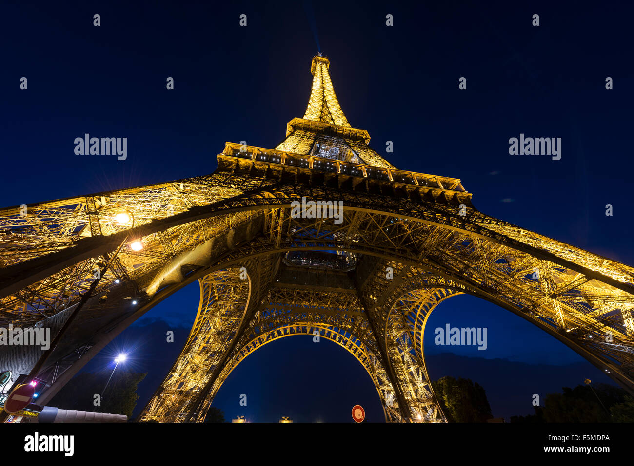 Accesa la Torre Eiffel di notte, Torre Eiffel e Champ de Mars, Parigi, Ile-de-France, Francia Foto Stock