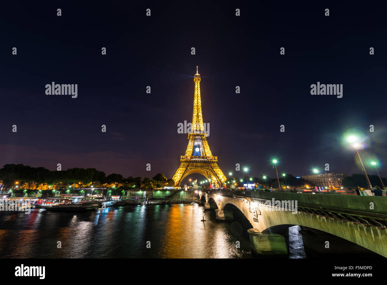Accesa la Torre Eiffel di notte, Senna, Tour Eiffel, Parigi, Ile-de-France, Francia Foto Stock