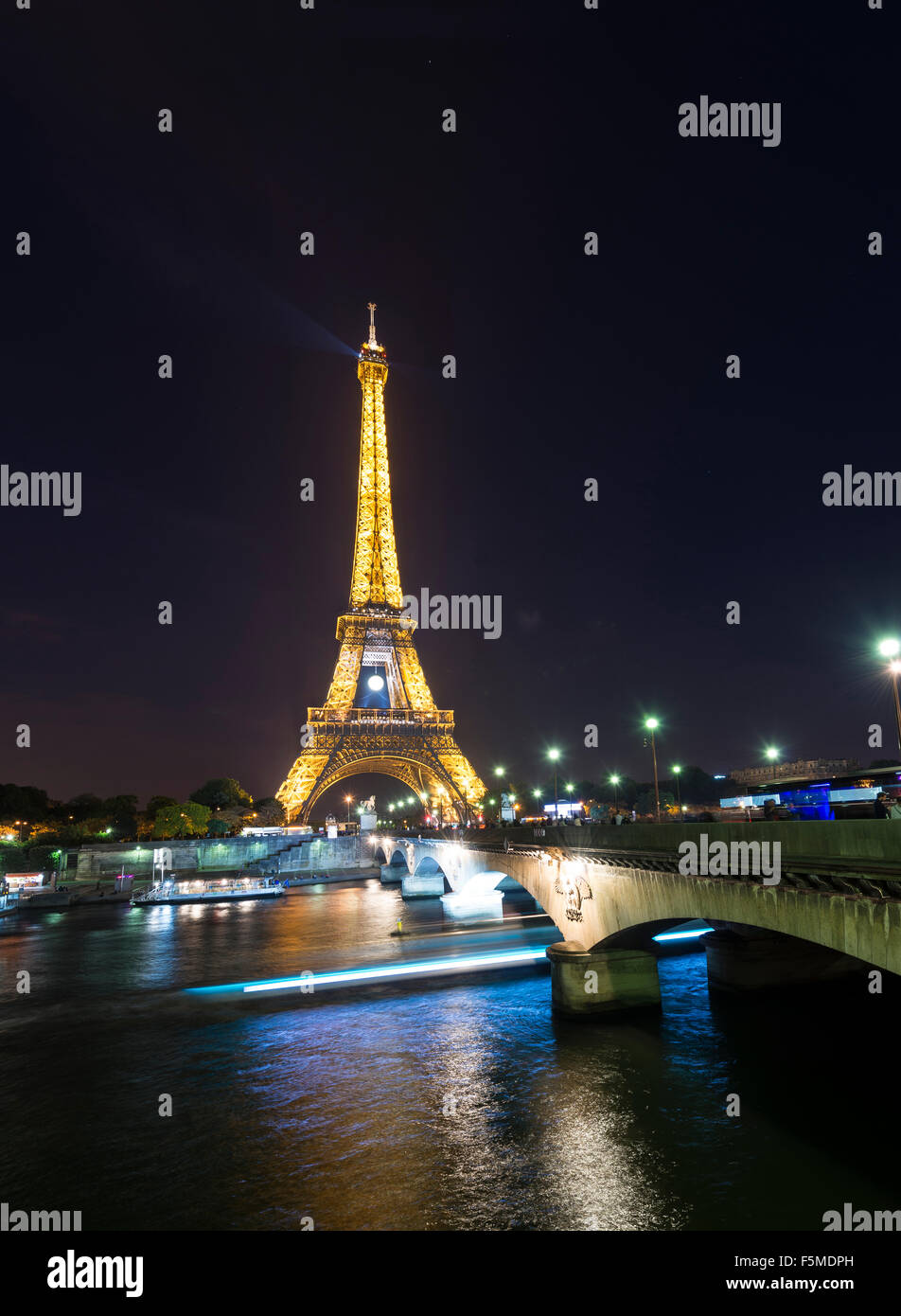 Accesa la Torre Eiffel di notte, barche sul Fiume Senna, Tour Eiffel, Parigi, Ile-de-France, Francia Foto Stock