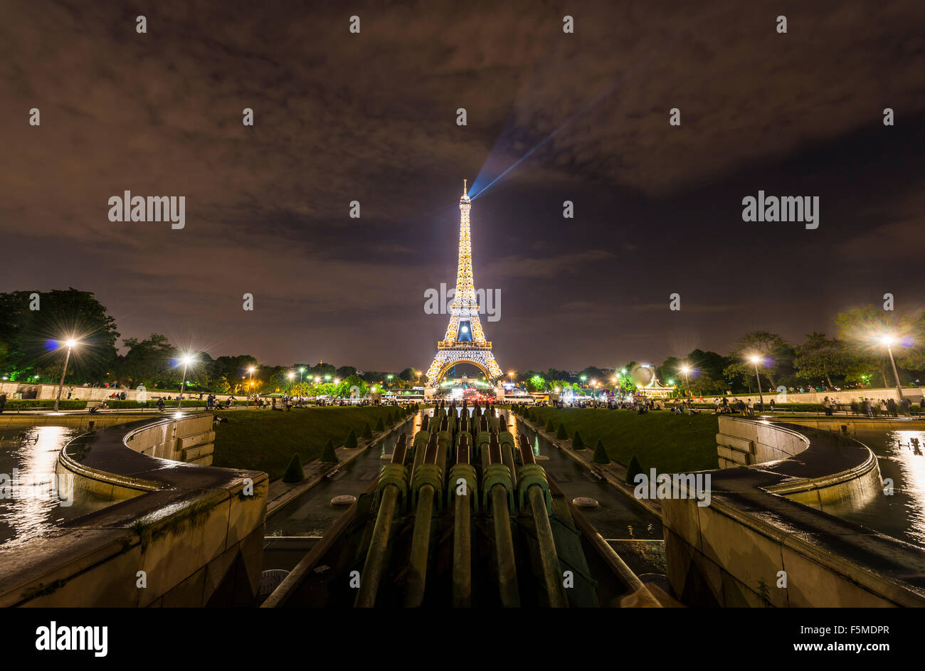 Accesa la Torre Eiffel di notte, Trocadero e tour Eiffel di Parigi e dell' Ile-de-France, Francia Foto Stock