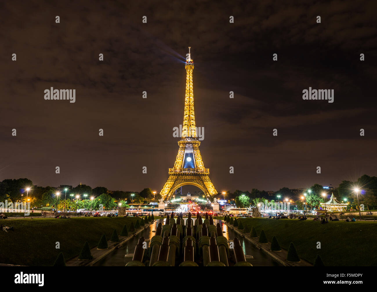 Accesa la Torre Eiffel di notte, Trocadero e tour Eiffel di Parigi e dell' Ile-de-France, Francia Foto Stock