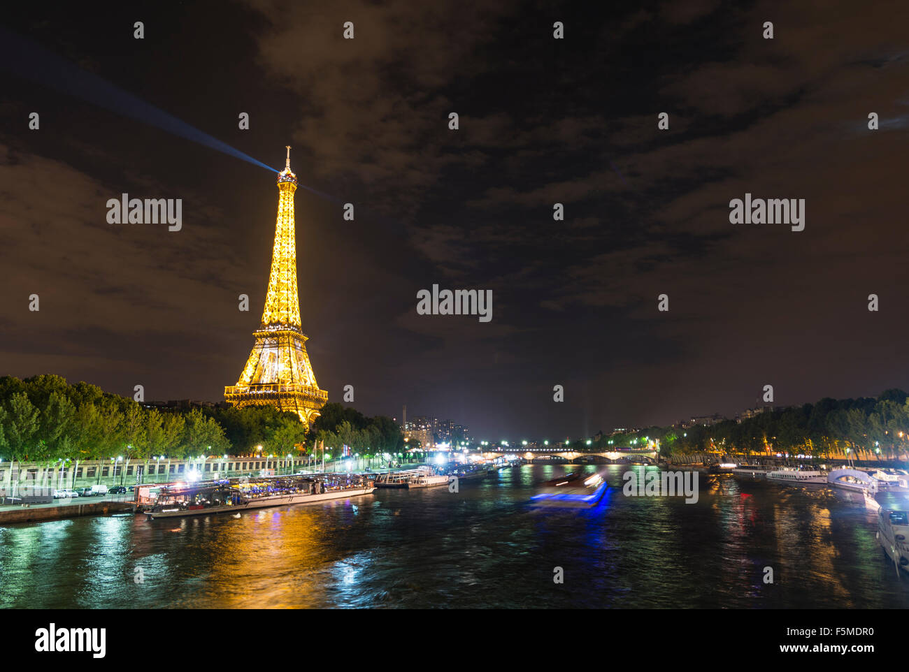 Accesa la Torre Eiffel di notte, barche sul Fiume Senna, Tour Eiffel, Parigi, Ile-de-France, Francia Foto Stock