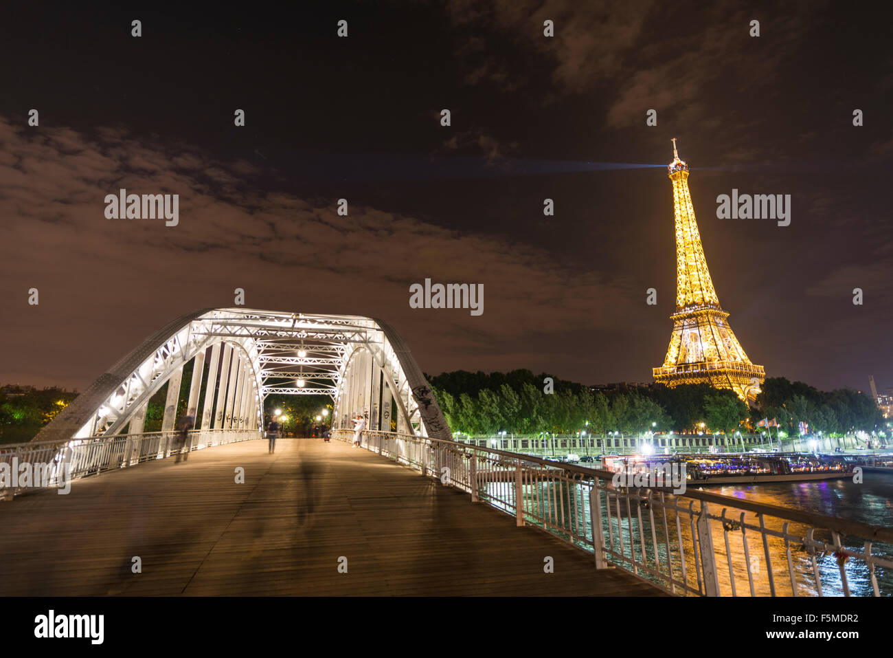 Accesa la Torre Eiffel di notte, passerella sul fiume Senna, Tour Eiffel, Parigi, Ile-de-France, Francia Foto Stock