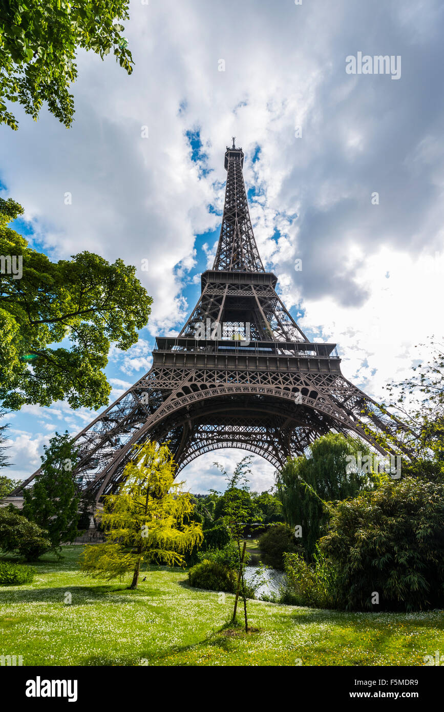 Torre Eiffel, Tour Eiffel e dagli Champs de Mars, Parigi, Ile-de-France, Francia Foto Stock