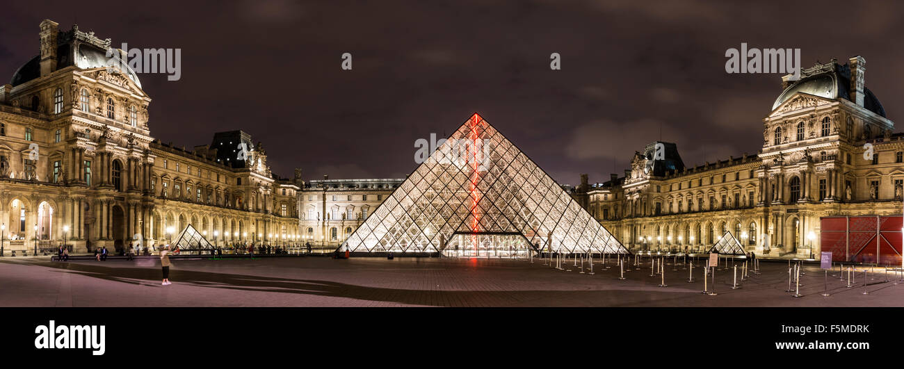 Il Pavillion Richelieu, piramide in vetro ingresso, Palais du Louvre, scena notturna, Parigi, Ile-de-France, Francia Foto Stock